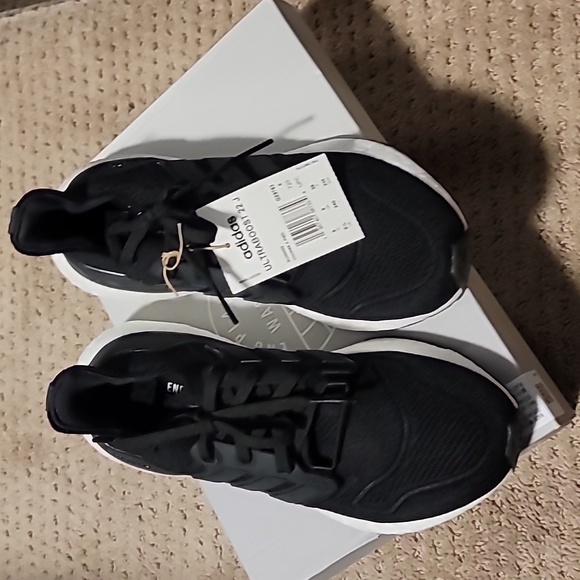 Girls Adidas Ultraboost - Picture 2 of 5